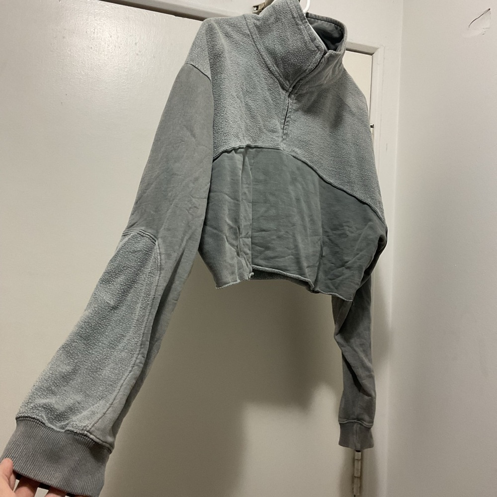 ✨3 for $30✨ Urban Outfitters Textured Gray sweater